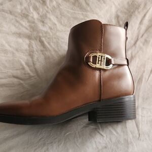Tommy Hilfiger Women's Chestnut Ankle Booties 8.5